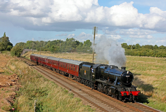 LMS 8F No. 48624 passes Woodthorpe on 25.9.16 with 1515 Loughborough - Leicester North GCR service