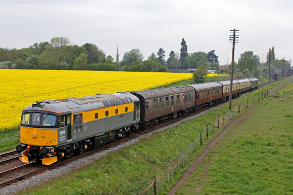 Guest loco 33002'Sea King' tnt D123 at Woodthorpe on 20.5.12 with 1305 Loughborough - Quorn & Woodhouse local shuttle service at the GCR Spring 2012 Diesel Gala