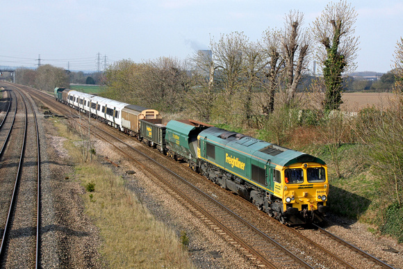 66564 drags Class 387 Thameslink unit No 387104 through Kegworth, MML heading towards Loughborough on 8.4.15 with 7X33 1419 Derby Adtranz Litchurch Ln - Bletchley T.M.D. unit rectification move