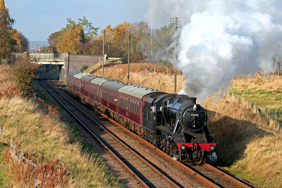 Class 8F 48305 at Woodthorpe, GCR in lovely autumn colours on 3.11.07 with 1415 Loughborough - Leicester North GCR service