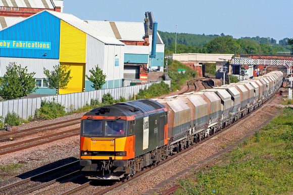 60059 'Swinden Dalesman' in EWS loadhaul livery passes through Loughborough Station on 30.5.09 with 6M34 1109 Crawley - Peak Forest empty Cemex hoppers