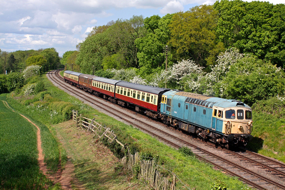D6535 passes through the glorious Leicestershire countryside at Kinchley Lane  on 14.5.17 with 1430 Loughborough - Leicester North GCR service