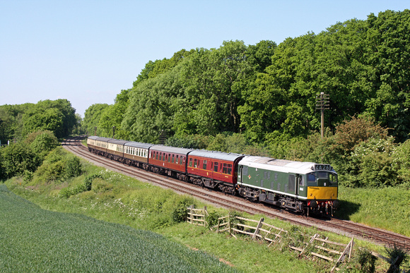 D5185 looks splendant at Kinchley Lane on 26.5.17 with 1515 Loughborough - Leicester North service at the GCR Class 25 running day