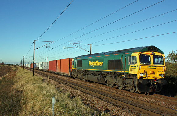 66571 at Frinkley Lane, Marston near Grantham on 4.11.13 with 4L85 1228 Doncaster Ept - Felixstowe North Intermodal