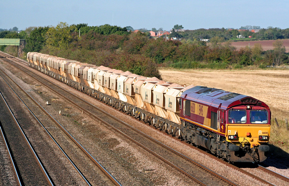 66130 at Cossington, MML heading for Syston East Junction on 19.10.07 with 6L62 1250 Mountsorrel - Chesterton Junction loaded 4 wheeled hoppers