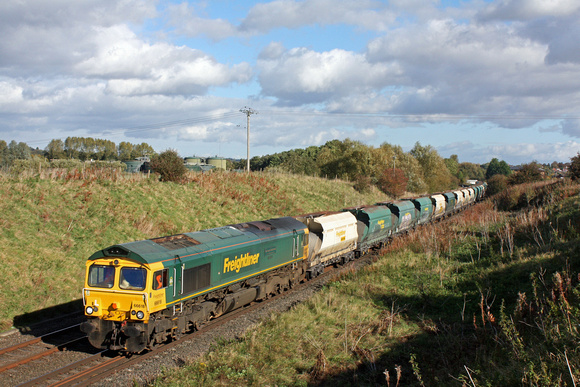 Freightliner 66618 passes through Copley's Brook cutting near Melton Mowbray  on 18.10.16 with 6Z67 1055 Kennett (Fhh) - Barrow Hill Up Sdg No 1 empty hoppers in lovely autumn light
