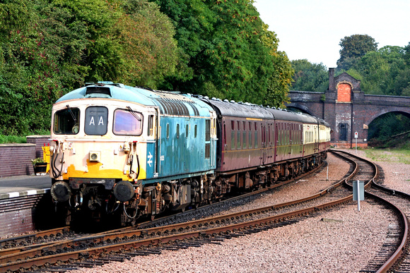 D6535 arrives at Birstall on 15.9.06 with 1000 Loughborough - Leicester North service at the GCR Diesel Gala Sept 2006