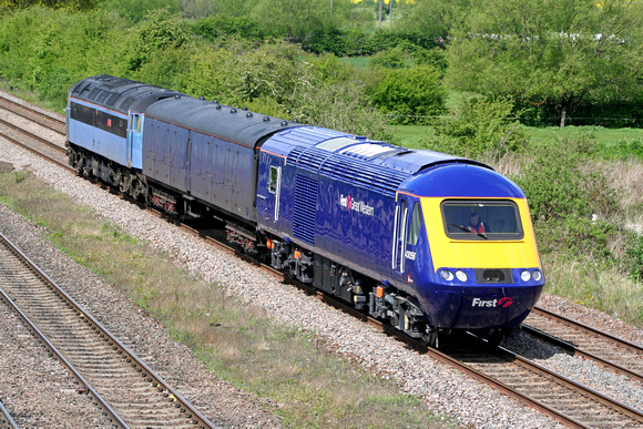 47818 Emily in it's former ONE livery with barrier and First GW HST power car 43056 run round at Loughborough on 25.4.09 with 5Z47 1215 Loughborough Brush - Landore. 43056 had been re-engined