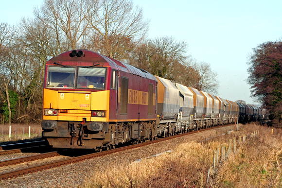 60027 approaches East Goscote from Melton Mowbray on 17.12.08 with 6M87 1203 Ely Papworth Sdgs - Peak Forest empty cemex hoppers