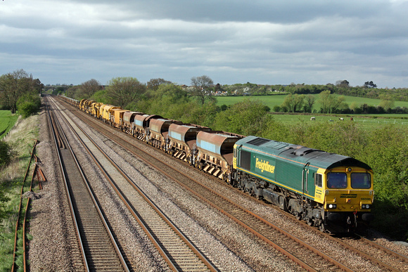 66596 tnt 66599 with 6X01 1541 Stapleford & S C C E Sdg - Mill Hill Broadway at Cossington, MML heading for Syston  East Junction on 12.4.14 with extremely long engineers train