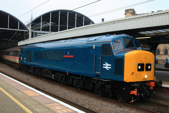 An immaculate LSL Class 45 Peak No 45118 (D67) The Royal Artilleryman stands at Newcastle station on 8.11.24 having arrived with 1Z66 0936 Liverpool Lime Street to Newcastle Pennine Peak Intercity Rai