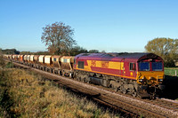 66027 at Copleys Brook on the outskirts of Melton Mowbray on 4.11.13 with 6L43 0925 Mountsorrel Sdgs - Kennett Redland Sdg loaded stone hoppers