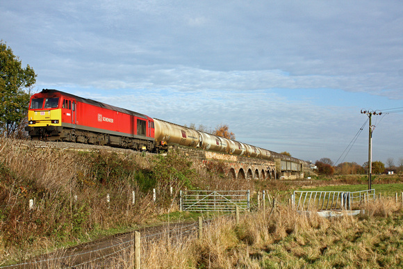 60091 in DBS livery crosses the River Trent on Sawley Viaduct on 27.11.13 with 6M57  0715 Lindsey Oil Refinery - Kingsbury Oil Sidings loaded bogie tanks
