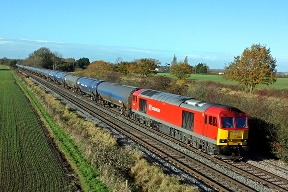 60039 in DBS livery at Barrow Upon Trent heading towards Castle Donington on 20.11.13 with 6E54 1040 Kingsbury Oil Sidings - Humber Oil Refinery with empty bogie tanks in lovely autumn light
