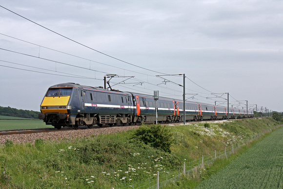 91116 with DVR 82214 at rear at Frinckley Lane, Marston north of Grantham, ECML on 1.6.11 with 1530 Kings Cross - Edinburgh service