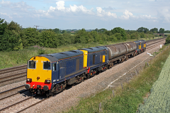 20304 & 20305, 2 TEA tank barriers, & 20302 & 20301 at Cossington heading towards Syston East Junction on 29.6.11 with 6Z23 0915 Derby Station - Old Dalby via Melton Mowbray to collect  S Stock