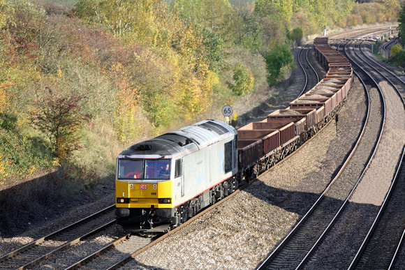 60099 in tata livery  at Barrow Upon Soar, MML surrounded by beautiful autumn colours on 30.10.11 with 6G10 1020 Tallington North Junction - Toton N Yard engineers train