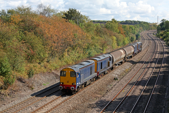 20302 and 20304 with barriers tnt 20301 and 20305 at Barrow Upon Soar heading north towards Loughborough on Sunday 18 September 2011 with 6Z20 Peterborough GBRF - Derby Litchurch Lane movement
