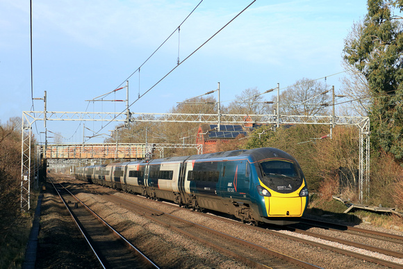 Avanti West Coast  Class 390 Pendolino No 390151 passes Cathiron, WCML. heading towards Rugby on 1.2.24 with 1A24 1015 Manchester Piccadilly to London Euston service