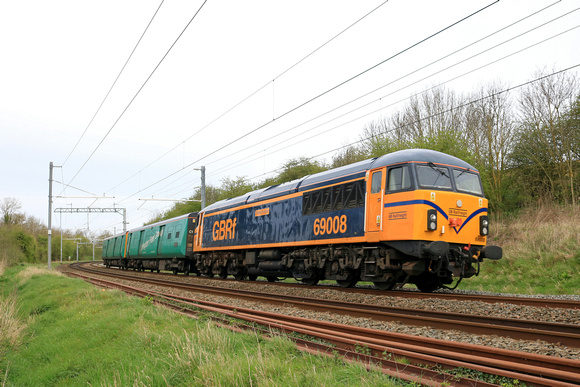 Class 69 No 69008 'Richard Howe' drags 2 Arlington Fleet Translator Vehicles 64707 and 64664  'Labezerin & Liwet' past Braybrook Road, Market Harborough on 8.4.24 with 5O26 1013 Leicester L.I.P. to Ea