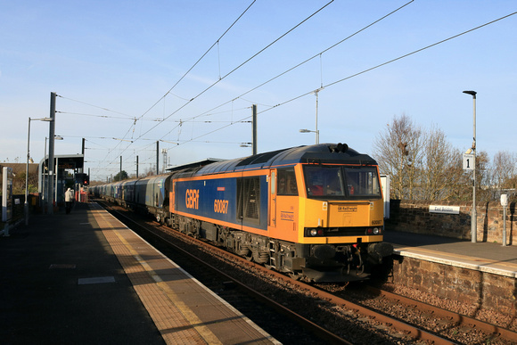 GFBRf Class 60 No 60087 Ingleborough thrashes through East Boldon station on 13.11.24 with 6H70 1219 Tyne Coal Terminal Gbrf to Drax Aes (Gbrf) loaded Biomass hoppers