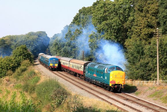 55019 Royal Highland Fusilier at Kinchley Lane on 6.9.24 with 1410 Loughborough to Rothley Brook parcels passes D123 with 3 Car Met Cam DMU working 1403 Rothley Brook to Loughborough at GCR Autumn Die